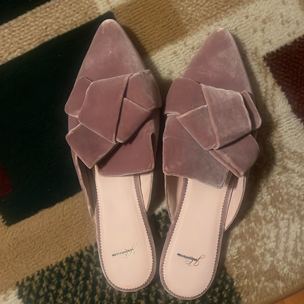 Vintage suede Jcrew bow shoes, slight discoloration on tip of toes. Tried on.